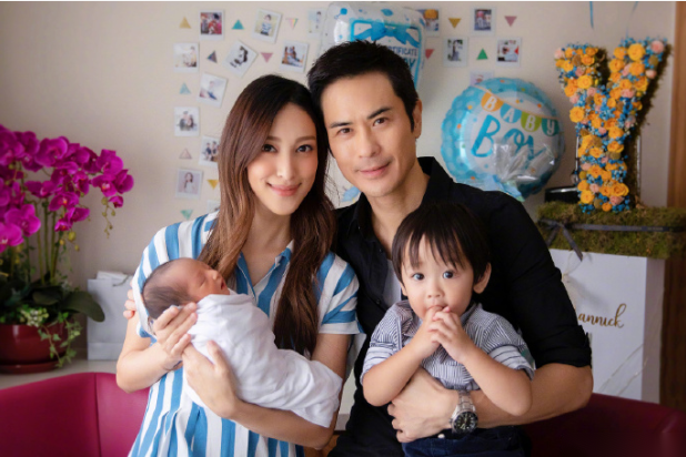 郑嘉颖二胎得子 微博晒一家四口全家福