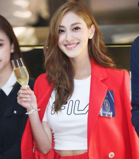 郑嘉颖二胎得子 微博晒一家四口全家福