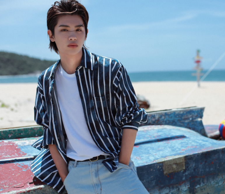 黄明昊首张专辑《18》 预售4小时30分钟销量突破50万张！