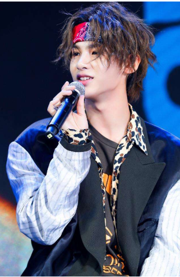 黄明昊首张专辑《18》预售开启！ 先行曲、主打曲同步上线！