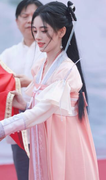 鞠婧祎深情演唱歌曲《古画》 登新歌榜第三名