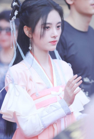 鞠婧祎深情演唱歌曲《古画》 登新歌榜第三名