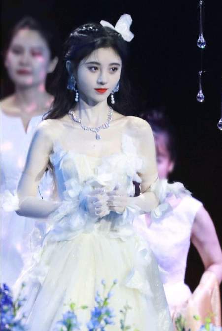 鞠婧祎深情演唱歌曲《古画》 登新歌榜第三名