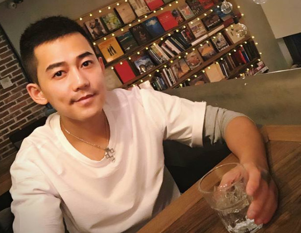 实力唱将苏醒新歌《轻吻》正式上线！赶快来听吧！