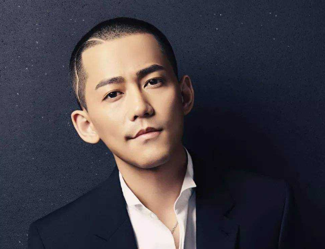 实力唱将苏醒新歌《轻吻》正式上线！赶快来听吧！