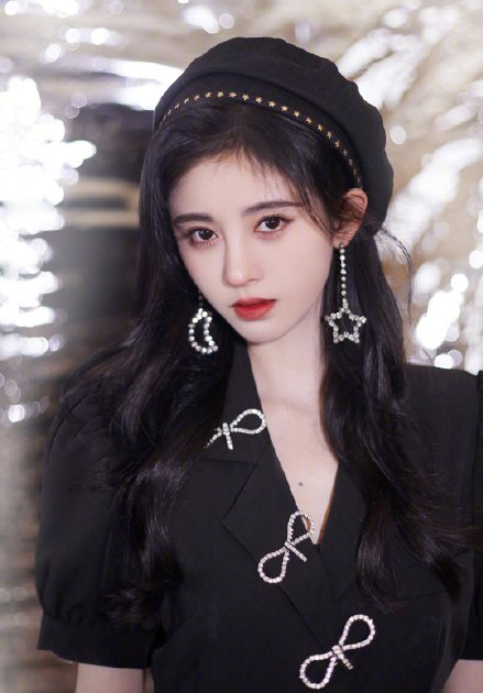 鞠婧祎“电梯门”事件被黑 首次发文回应：谢谢善良的人