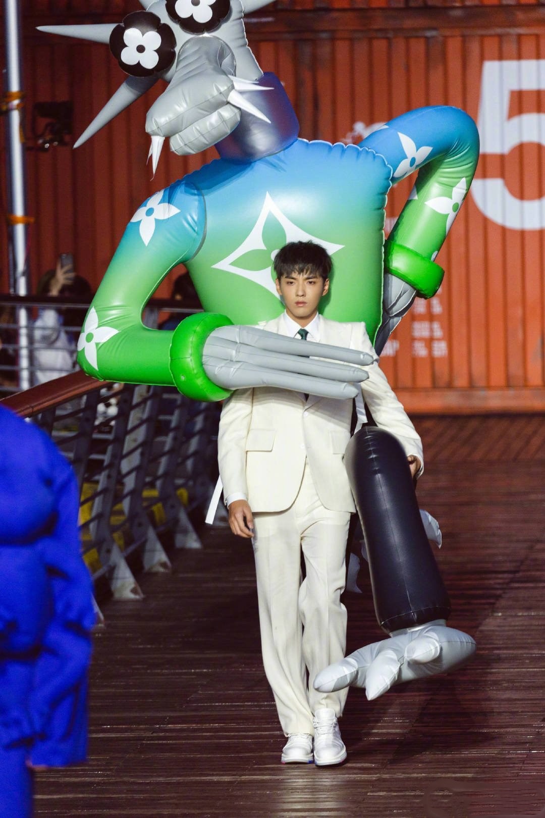 吴亦凡回应背三米高玩偶走秀:又大又重,太累了!