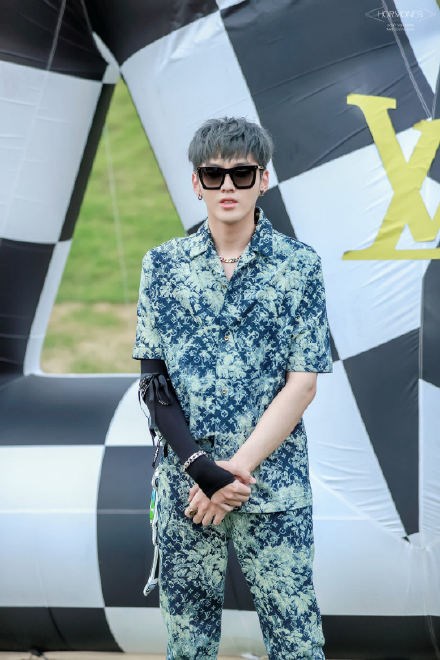 吴亦凡回应背三米高玩偶走秀:又大又重,太累了!