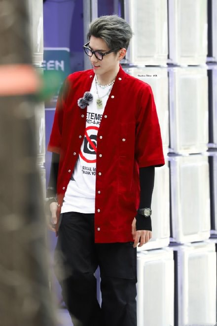 吴亦凡回应背三米高玩偶走秀:又大又重,太累了!