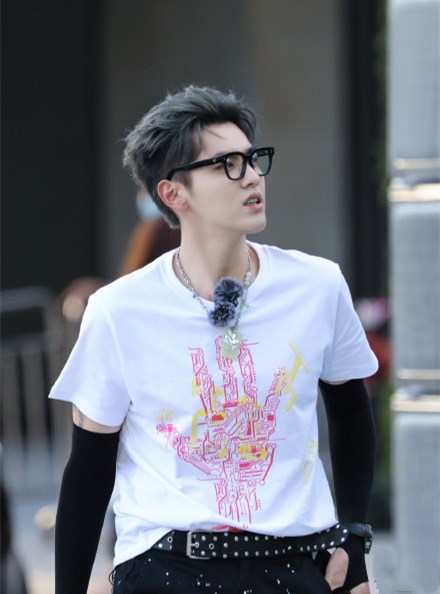 吴亦凡回应背三米高玩偶走秀:又大又重,太累了!