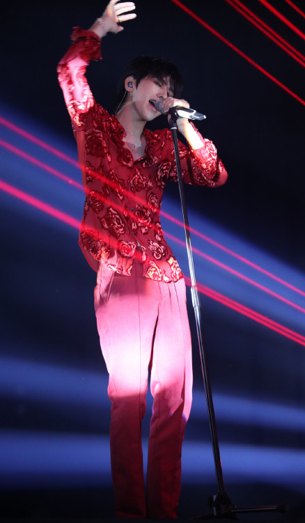 蔡徐坤《情人》歌词遭魔改 “情人”变“晴日”