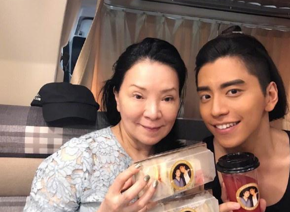 演员王大陆母亲去世 被曝患肿瘤多年，享寿65岁