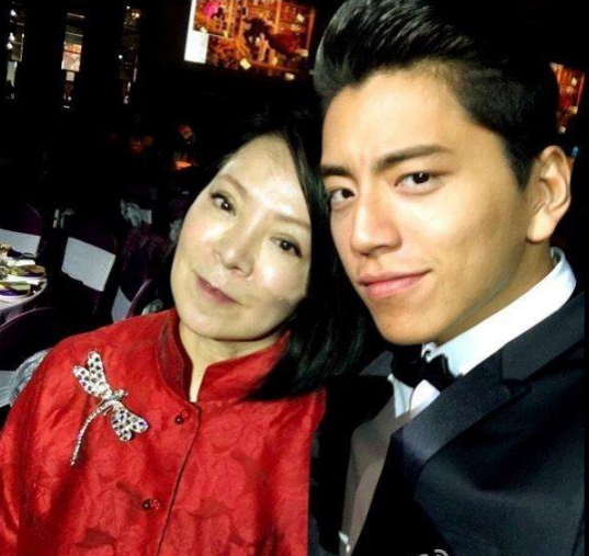 演员王大陆母亲去世 被曝患肿瘤多年，享寿65岁