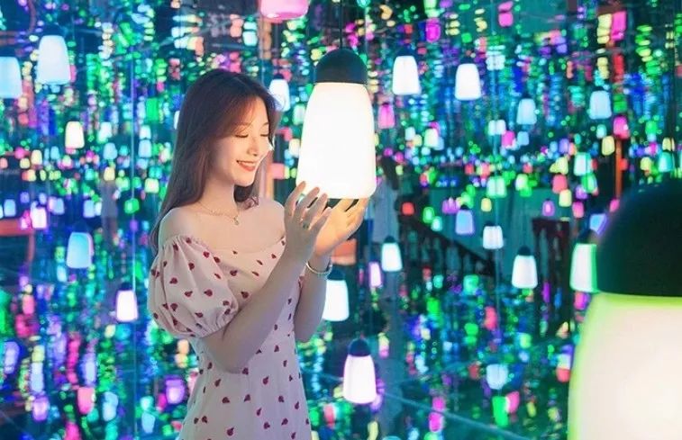 拍照tips： 可以手拿一盏灯，相机聚焦在人物脸上，将相机的亮度调低，拍出来的照片既神秘又梦幻。 切记，在这里千万不要穿的过于花哨哦~ 在遇光星球星空艺术馆，不仅仅只有小编说的这些空间，还有许多许多梦幻又好玩的空间等着大家亲自去现场一一体验，小编在这里就不剧透啦。照片都这么好看，现场是绝对不会骗你的。2020宁波遇光星球星空艺术馆，大家一定要去啊！