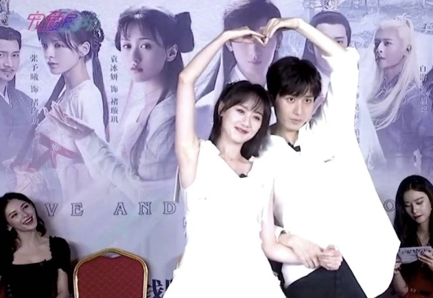 袁冰妍现场亲成毅  “初遇夫妇”CP太甜了吧！