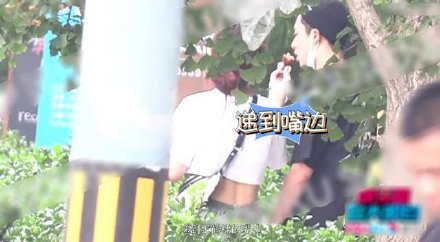 新版道明寺王鹤棣和神秘女孩甜蜜投喂炸鸡,疑似恋情曝光?