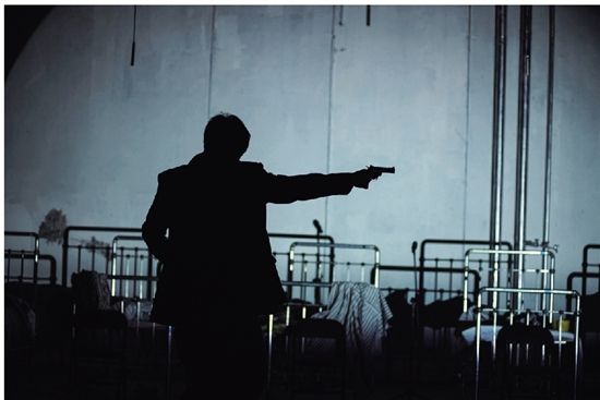 他有两把左轮手枪和黑白相间的眼睛