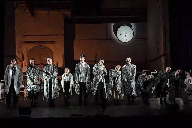 他有两把左轮手枪和黑白相间的眼睛