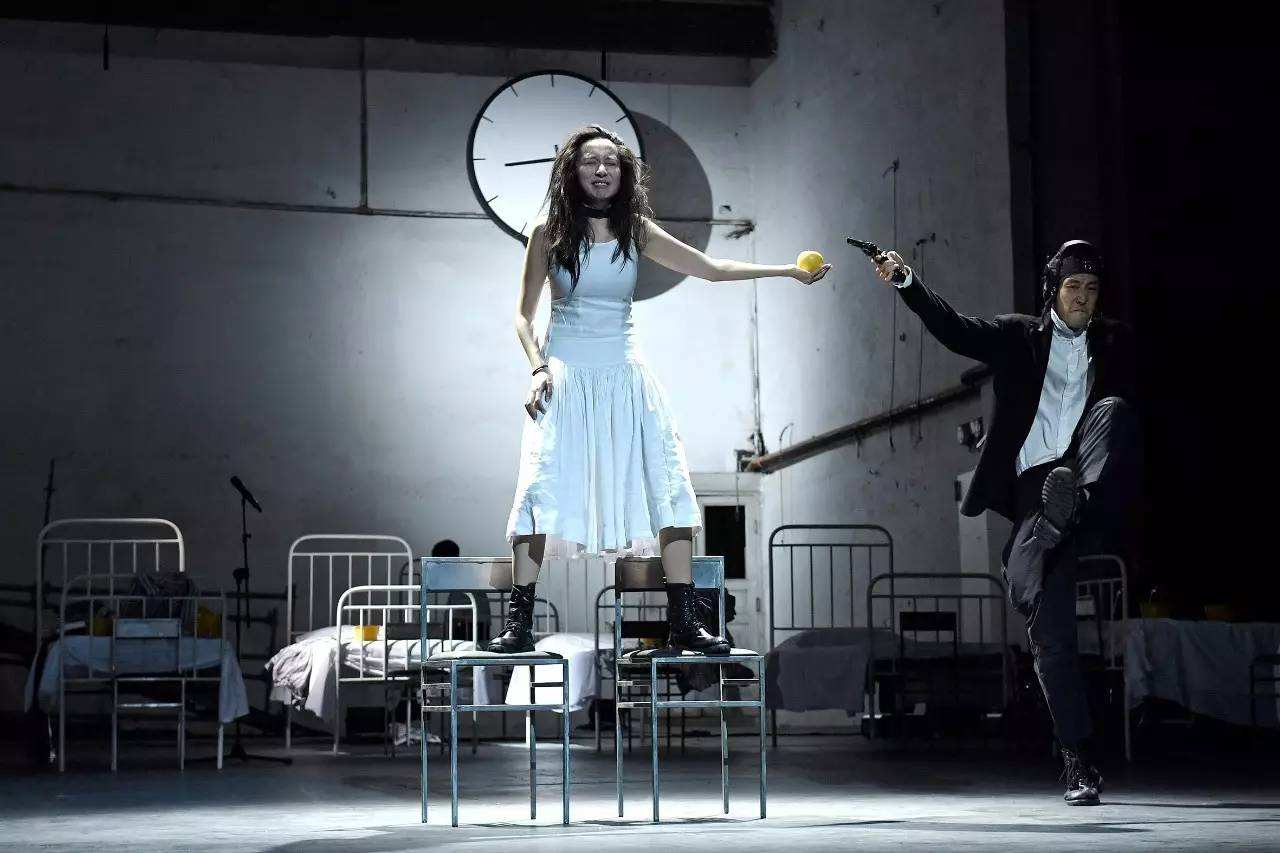 他有两把左轮手枪和黑白相间的眼睛