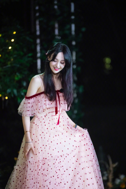 郑爽穿粉色露肩星星纱裙出镜 仙气十足！