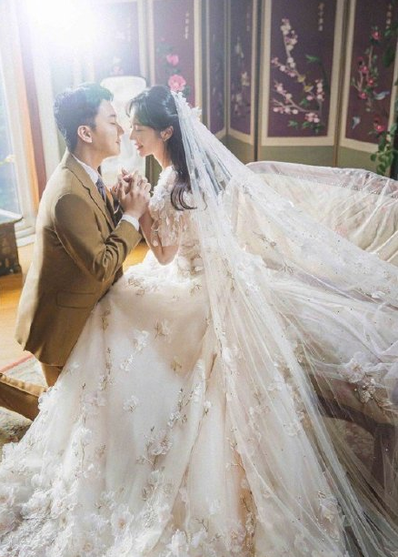 喜讯来啦！薛之谦《演员》《绅士》的MV女主裴涩琪宣布结婚！