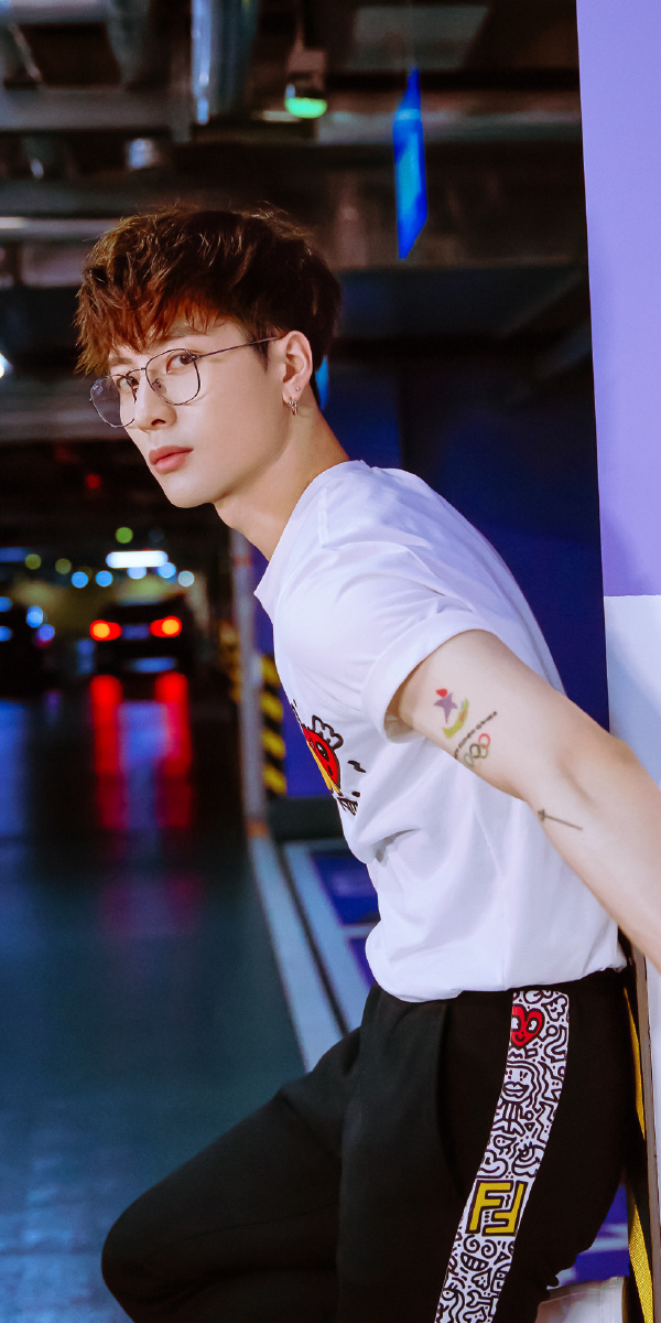 街访偶遇王嘉尔！王嘉尔化身“热心市民”回答爱情话题