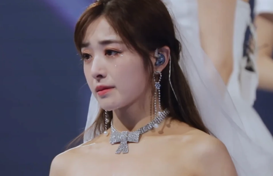 《乘风破浪的姐姐》总决赛公演 姐姐们集体穿白色婚纱表示“嫁给未来”！