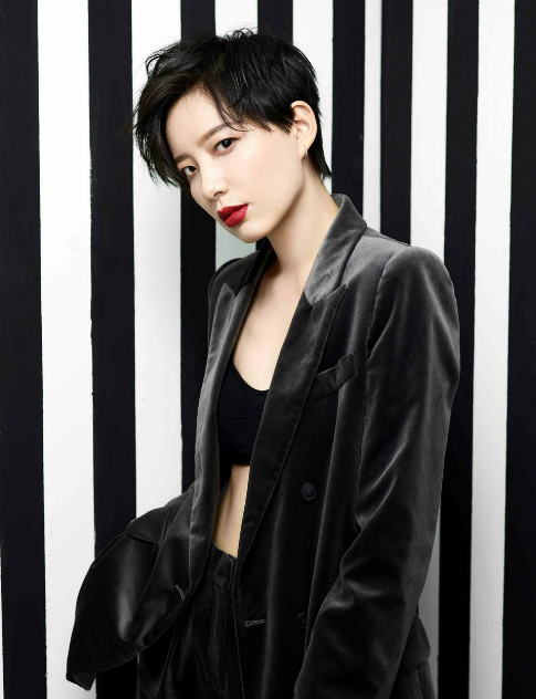 岳云鹏调侃唱跳歌手李斯丹妮“腿粗” 遭网友吐槽“情商低”