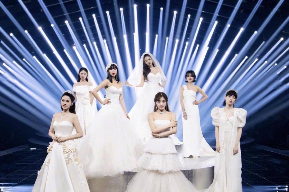 《乘风破浪的姐姐》总决赛公演 姐姐们集体穿白色婚纱表示“嫁给未来”！