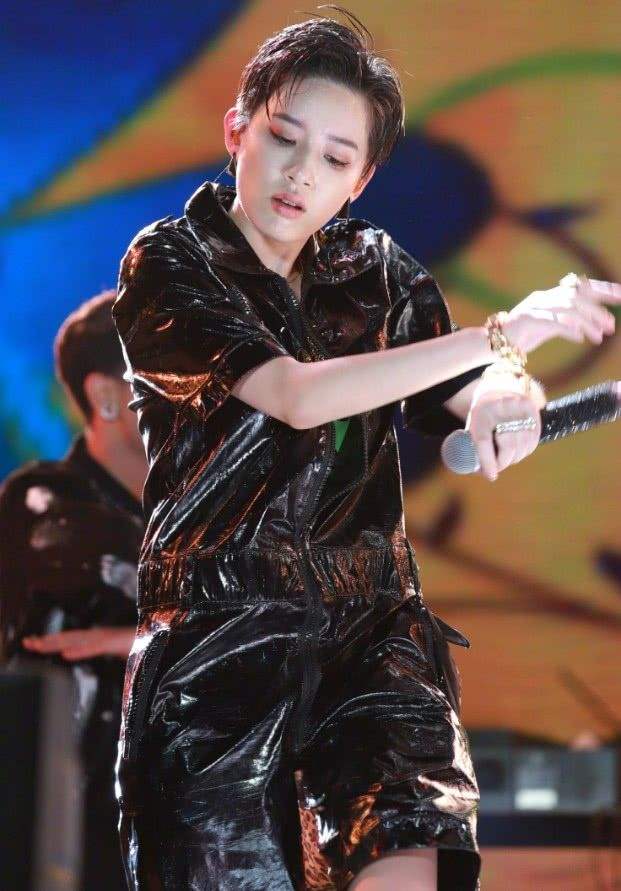 岳云鹏调侃唱跳歌手李斯丹妮“腿粗” 遭网友吐槽“情商低”