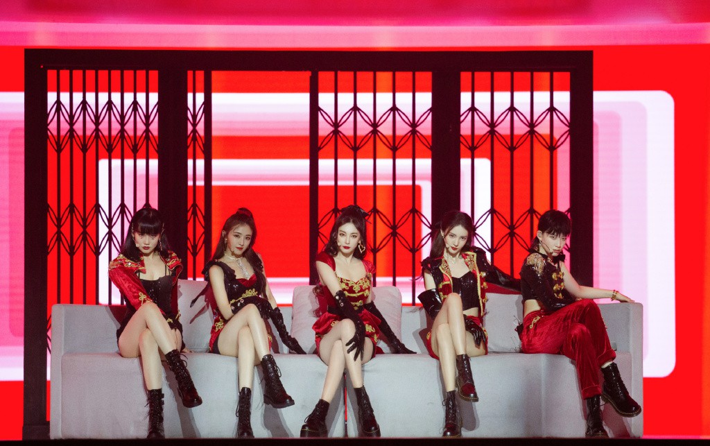 再现悬空一字马，曾可妮表演金晨出圈动作助力成团夜