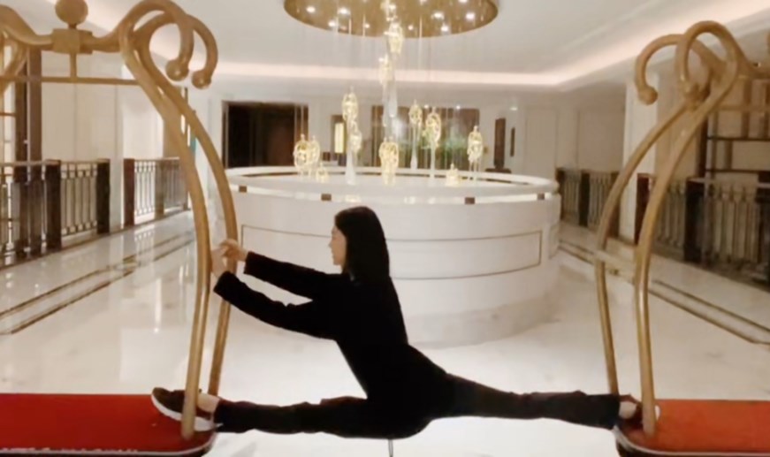 再现悬空一字马，曾可妮表演金晨出圈动作助力成团夜