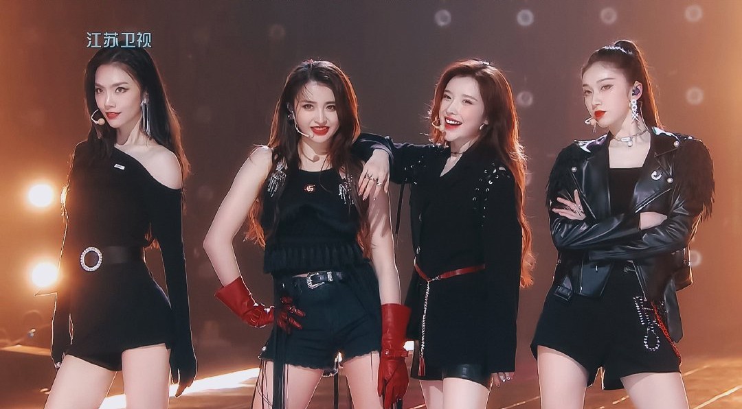 再现悬空一字马，曾可妮表演金晨出圈动作助力成团夜