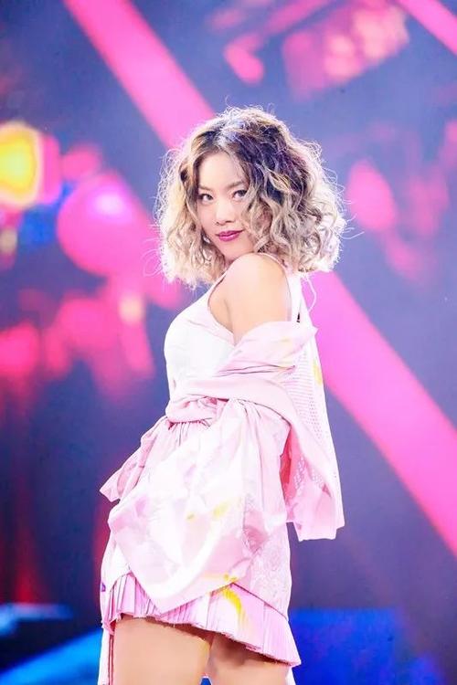 歌手王菊晒与外籍男子亲密合影后秒删！ 疑似恋情曝光