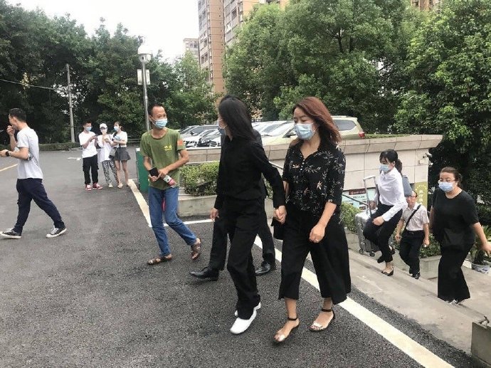 令人心疼!谭松韵素颜出镜现身庭审现场