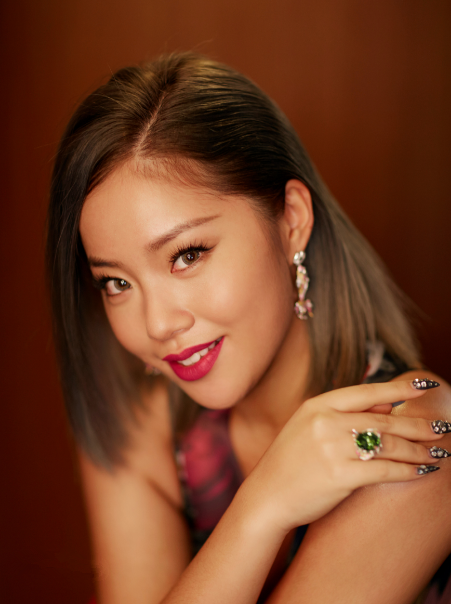 歌手王菊晒与外籍男子亲密合影后秒删！ 疑似恋情曝光