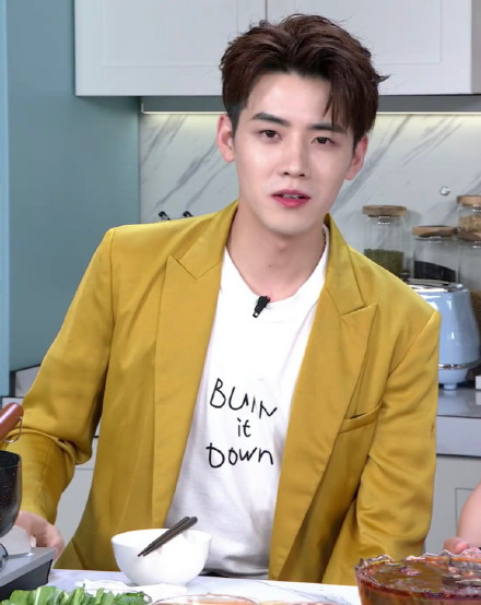 漱口水喝成红酒，R1SE任豪直播秒变品酒会！