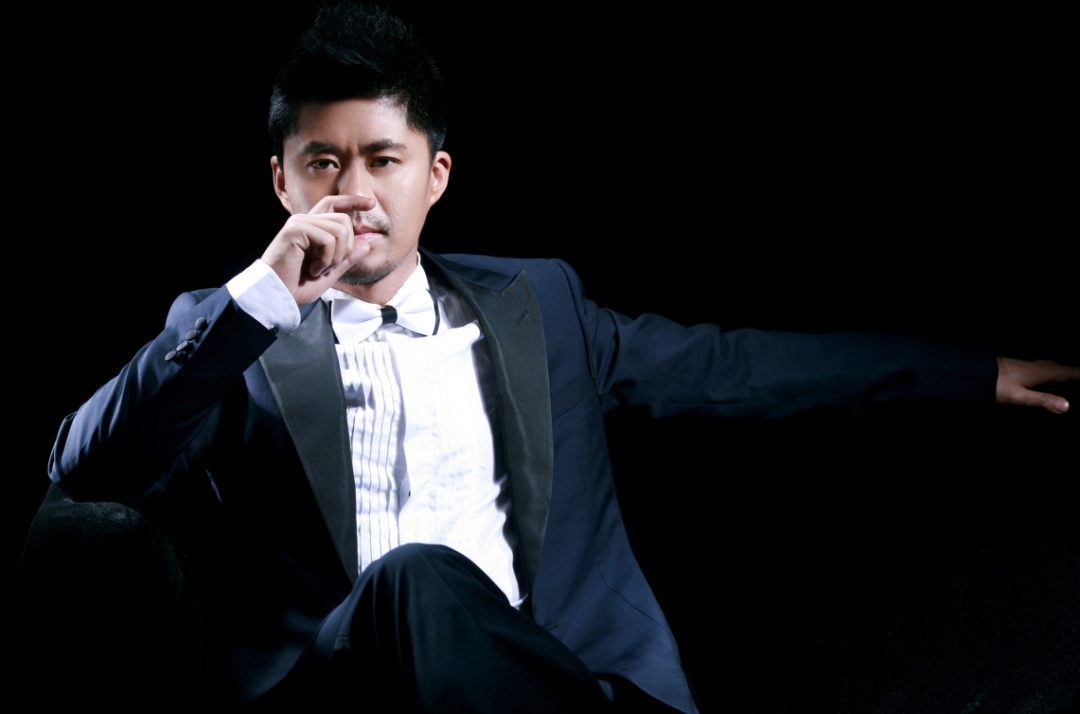 相信奥帕拉拉的死忠粉们都知道，奥帕拉拉作为音乐潮流地、明星收割机，每年都会举办一场邀请众多明星音乐节。从2013年的张靓颖，到2019年的汪苏泷、王北车，吸引了众多歌迷来到现场观看，那2020年的郑州奥帕拉拉金秋音乐节，又会有怎样的阵容呢？下面，让平台小编为大家介绍一下吧！ （） 雪十郎 雪十郎原名栾雪松，是一名原创摇滚歌手、词曲创作人，被称为“大陆迪克牛仔”。2003年，雪十郎参加综艺节目《欢乐总动员》并获得了冠军，从而被大众所认识，随后，他发行了原创歌曲《伤过的心》、《谁》、《九月》、《明天的花》、《我的好姑娘》等，成为了新一代的网络红人。 （） 张振宇 张振宇是中国内地的男歌手，2003年，通过专辑《爱上你这样的女人》从而被大家认识，并凭借这张专辑获得了“雪碧榜年度推荐金曲”。随后，他又不断的发行了《不要再来伤害我》、《难道还嫌我伤的不够深》、《长恨歌》等作品，其中，《长恨歌》还被广东省音乐家协会与广东省流行音乐协会评为“年度十大金曲演唱奖”。 （） 刘晓超 刘晓超是中国内地流行乐男歌手，他在长达八年的驻唱生涯中，创作了近百首音乐作品，因为翻唱《舞女泪》而迅速走红。刘晓超演唱的《舞女泪》，感情深切，并透露出了舞女的无奈，再加上他低沉的嗓音，更是将一个舞女的辛酸体现的淋漓尽致，因此，网友也笑称刘晓超是唯一一个懂得做舞女有多心酸的男人。 （） 除此之外，目前已公布的阵容有： 10月1日主咖——半阳《一曲相思》、《流浪》。 10月2日主咖——花姐《狂浪》、《夜之光》。 10月3、4日主咖——雪十郎《伤过的心》、《谁》。 10月5日主咖——海来阿木 《别知己》。 10月6日主咖——张振宇 《不要再来伤害我》。 10月7日主咖——刘小超《舞女泪》。 10月8日主咖——姜鹏《兄弟想你了》、《赢在江湖》。 （） 这样一场有水、有音乐的大型音乐盛会，你准备好前来参加了吗？10月1日至8日，让平台带你们来到郑州奥帕拉拉金秋音乐节，度过一个愉快的十一假期吧！