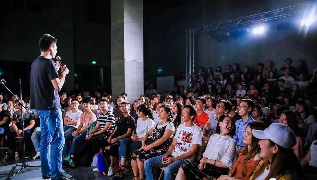 2020脱口秀三十倒立南宁站