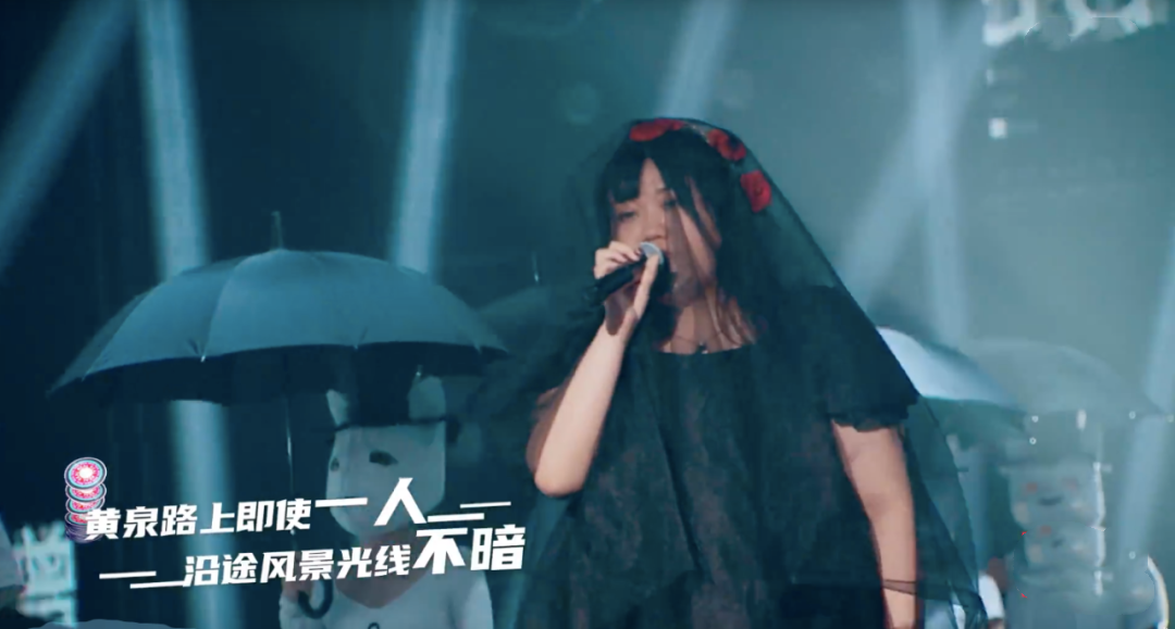 对于没看过说唱，或者看腻了其他说唱节目的观众而言，B站力推的这个宝藏说唱节目《说唱新世代》，给大家带来了一种新的节目观感。如今，《说唱新世代》中的几位热门选手，将开启线下演唱会，快跟平台来到说唱新世代成都演唱会见他们吧！ （） 《说唱新世代》，是由严敏导演，黄子韬担任说唱主理人，MC HotDog热狗、Higher Brothers、Rich Brian担任说唱导师，李宇春担任哔哩哔哩特邀见证官的一档说唱选秀节目。 在《说唱新世代》中，让人们看到了传统说唱的另一面。这个节目里没有单纯的嘲讽，或是为了顺应潮流而演唱的rapper，它更多的是一群真正敢于代表时代而去发声的rapper。 （） 那首圣代演唱的《书院来信》，圣代在中文说唱的歌词中，运用了“藏头诗”的写法，为所有受到校园暴力的人群发声。虽然，节目中还有不少选手都写到过校园暴力，但基本都是表面，没有哪一首能做到像圣代这样有着层层递进的深度。 那首陈近南演唱的《最后的晚安》，是陈近南写给自己的“葬礼安魂曲”。陈近南的这首歌是非常难得地直面“死亡”主题的歌曲，歌词也非常地戳泪点，尤其是那句“我买好了墓地离我家很近，妈妈可以常去看我千万别担心，把我的歌词本也带上，希望我的歌你们以后会常听”。陈近南想通过这首歌曲，告诉大家我们固然会留下太多遗憾，但更多地是要学会坦然，更要“感谢今生今世遇见的特别和平凡”。 （） 除此之外，还有《画》、《Real Life》等，他们在这些歌曲中，提倡了环境保护，反映了校园霸凌。他们还为高考顶替鸣不平，还为无数弱势的群体发声，他们的这些歌曲，唱到了无数人心里。这些选手经过两个月的激烈选拔，于11月1日迎来了最终决赛，最终的冠军得主为懒惰，亚军是张毅成，季军沙一汀。 9 如今，节目已经完美落幕，但这些选手的音乐路还在继续。11月27日，节目中的一些热门选手将开启巡回演唱会，说唱新世代成都演唱会，你准备好来见他们了吗？