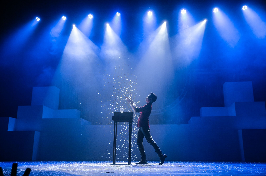 马上就到十二月了 在临近年末之际 明星艺人们纷纷安排了特别演出 1 相声、脱口秀、话剧、魔术秀、舞蹈秀 只有你想象不到 没有他们安排不上 究竟十二月都有哪些明星演出呢？ 快来一起看吧！ 《李诞和他的朋友们》脱口秀 郭德纲北京相声专场 金霏陈曦相声专场 话剧《牛天赐》 舞台剧《被嫌弃的松子的一生》 音乐剧《白夜行》 LPL全明星周末成都站 TODES极限舞蹈秀杭州 魔术剧惊天幻象  相声&脱口秀 过年来点喜庆活！忙了一年，在即将来临的十二月，赶快安排点好玩又有趣的演出吧！ “安排！安排！”说到好玩和有趣，怎么能离得开相声和脱口秀呢？ 巧了，在今年十二月，国内脱口秀的代表人物李诞和相声界的代表人物郭德纲、于谦都有演出安排。 2 这么好的机会还不赶紧抓住？你还在等什么呢！  《李诞和他的朋友们》脱口秀 12月的第一天，李诞就带着他的朋友们来了！ 3 这次，李诞将和杨笠、何广智、胡豆豆一起，在上海来一场和观众面对面的脱口秀舞台。 说到这次的演出阵容，看过《脱口秀大会第三季》的观众都不会陌生。 胡豆豆2019年首登《脱口秀大会》的舞台，一开场就因自身强大的气场和优秀的控场能力，吸引到了大部分观众的注意。 4 再加上他通俗易懂又十分的生活化的段子，因此，很快地就让他受到了很多观众的喜爱。 2020年，他以参赛选手的身份再登《脱口秀大会》的舞台，成功突围并晋级主题赛，还成为了第三季的人气选手。 杨笠2017年开始接触脱口秀，由于原本做过行业的相关工作，因此在2018年的时候担任了《吐槽大会第三季》的编剧，后又成为《吐槽大会第四季》的责编。 5 2019年，她首次登上舞台，参与录制了《脱口秀大会第二季》。 在2020年的《脱口秀大会第三季》中，杨笠成功晋级全国十强，还因节目中的大胆发言，使#杨笠吐槽直男盲目自信#成为网友争相热议的话题。 何广智在2020年首次登上《脱口秀大会》的舞台，因理发的段子成功晋级。 6 虽然最终他停步在了三分之一赛的舞台，但是由于他在节目中展现的超强逻辑，被大家评为第三季《脱口秀大会》的最强新人。 这三位超强新人，再加上在国内脱口秀的代表人物李诞，这场笑果脱口秀之夜《李诞和他的朋友们》想必会十分精彩！ 7 《李诞和他的朋友们》脱口秀 演出时间：2020.12.01 演出地点：上汽上海文化广场 购票链接：  郭德纲于谦北京相声专场 说完这脱口秀的李诞，接下来就是这相声界的“老两口儿”郭德纲和于谦了。 8 郭德纲一直以来说相声都以“毒舌”著称，多年来也为观众带来了不少精彩的相声演出，他的相声演出，甚至还影响了国内一群喜爱相声艺术的年轻人。 据了解，在国内很大一部分的年轻相声演员，当年也是由于看了这两位的演出，才最终决定学习相声艺术的，比如秦霄贤、尚九熙等。 9 12月即将到来，期待已久的德云社开箱演出也将随之而来。 更加惊喜的是，除了德云社今年的开箱演出之外，郭德纲和于谦还因在一起合作搭档了20周年，特别准备了合作20周年的纪念演出专场。 10 那么究竟这两位又会给我们带来怎样的惊喜呢？让我们一起期待吧！ 郭德纲于谦开箱演出 演出时间：2020-12-01 演出地点：北京展览馆剧场 购票链接：3315  郭德纲于谦北京相声专场 演出时间：2020-12-07 演出地点：北京展览馆剧场 购票链接：21911  金霏陈曦相声专场 说起国内的相声演员，其实除了德云社的成员之外，还有很多其他优秀的人才，而国内的几档喜剧节目，就是他们发光发热的主要阵地，其中以《相声有新人》和《欢乐喜剧人》最为出名。 11 在这两档相声节目中，郭德纲担任节目导师的角色，德云社也实力超强的演员参加。 然而就在这样的两档节目中，金霏和陈曦依旧一路过关斩将，在《相声有新人》闯进了半决赛，在《欢乐喜剧人》成了年度总冠军。 12 “嘻哈包袱铺”双瓷王，嘻哈五虎将之二，金霏和陈曦在相声界早已不是身经百战的“新”人了。 在鸡年的春晚表演中，一场《我爱北京》使两人的其知名度迅速暴增，一时之间，金霏曦比的名号也响了起来。 现在，这对合作十余年的老搭档，在国内也开启了巡演之路。 13 除了已经过去了的哈尔滨站之外，接下来两人还会在济南、郑州等第开启相声专场演出，快来看看吧！ 济南站 演出时间：2020-12-05 演出地点：山东会堂 购票链接：  郑州站 演出时间：2020-12-12 演出地点：河南省人民会堂 购票链接：  剧场演出 除了相声和脱口秀之外，不少明星艺人还在十二月安排了剧场演出。 德云社少班主郭麒麟、全能女神韩雪，以及在国内外多次获得“最佳女主角”奖的张静初等，都将有和观众面对面的剧场演出，在十二月开场！ 话剧《牛天赐》 去年年前，老郭抱着儿子郭麒麟在舞台上哭的画面还记得吧？那就是在话剧《牛天赐》的舞台上。 14 2019年的12月29日，由郭麒麟和阎鹤祥搭档主演的话剧《牛天赐》在北京进行了最后一场公演。 在话剧演出的同时，郭德纲就静静地站在侧台看着儿子的表演，看着儿子长大了的样子，郭德纲在演出结束之后，还特意上台给郭麒麟了一个大大的惊喜。 随后，郭德纲发微博称郭麒麟：虎豹之子虽未成文已有食牛之气。 15 而这部连郭德纲都称赞郭麒麟表现不错的话剧《牛天赐》，在今年的十二月份也即将再次上演。 郭麒麟时隔一年后，再登剧场舞台，究竟他会表现如何呢？让我们拭目以待吧！ （下附演员阵容场次表） 16 话剧《牛天赐》北京站 演出时间：2020.12.16-20 演出地点：天桥艺术中心-大剧场 购票链接：17400  舞台剧《被嫌弃的松子的一生》 由经典电影改编的话剧《被嫌弃的松子的一生》，将会于今年的12月，在全国的几所剧院中接连上映，明星场主演张静初也会到达现场和我们一起体会松子的一生。 17 在东京尽情享受大学生活的川尻笙，某天父亲突然到访，告知他30多年前失踪的松子姑姑最近在东京被人杀害了。 负责整理姑姑遗物的笙，开始调查松子的一生。从中学教师到风俗女郎，松子一生都在追寻名为爱之物，被家人驱赶，遭情人抛弃，被命运百般羞辱，却始终对人心无戒备…… 18 此剧将电影中松子颠沛流离的一生搬到了舞台上，让观众有更加身临其境的感觉，让我们一起去看看吧！ 深圳站 演出地点：深圳坪山大剧院 演出时间：2020.12.05-06 购票链接：25480  成都站 演出地点：四川大剧院 演出时间：2020.12.11-12 购票链接：  武汉站 演出地点：武汉琴台大剧院 演出时间： 2020.12.17-18  长沙站 演出地点： 长沙梅溪湖国际文化艺术中心大剧院 演出时间： 2020.12.25-26 购票链接：  音乐剧《白夜行》 作为东野圭吾笔下最出众的作品，《白夜行》一向是各大改编作品中的“常客”。 19 1973年，大阪的一栋废弃建筑内发现了一具男尸，此后19年，嫌疑人之女西本雪穗与被害者之子桐原亮司走上截然不同的人生道路。 一个跻身上流社会，一个却在底层游走，而他们身边的人，却接二连三地离奇死去，警察经过19年的艰苦追踪，终于使真相大白…… 作为东野圭吾笔下知名的“恶之花”，过去有许多女演员都曾挑战过这个角色，但这一次韩雪的表演却给观众留下了最深刻的印象， 20 秒杀众生却又心如止水的眼神，韩雪一上场就将“唐泽雪穗”这个角色的冷艳又不露声色的诡异感，展现的淋漓尽致。 这一次，韩雪再度出演音乐剧《白夜行》究竟会再带给我们什么样的精彩呢？让我们一起去看看吧！ 音乐剧《白夜行》 演出时间：2020.12.24-2021.01.03 演出地点：上汽上海文化广场 购票链接：5720  特别演出 除了以上的演出之外，12月还会有一些特别的演出上线，无论你是游戏迷、街舞迷，还是魔术迷，这里都有精彩的演出等你来看！ 2020LPL全明星周末 想看你最崇拜的大神大杀四方吗？想为你钟爱的他加油吗？想再重温偶像对全场的掌控力吗？ 现在，机会来了，2020LPL全明星周末即将在成都开启站！ 21 本次LPL全明星周末为期两天，将于12月11日到12月12日举行。 12月11日的“荣耀日”安排：举行嘉宾红毯仪式、年终颁奖盛典、名人堂入选成员荣誉授予仪式、SOLO KING挑战赛。 12月12日的“对决日”安排：新生挑战赛、传奇对抗赛、全明星正赛。 LPL全明星周末致力于为所有玩家、观众及粉丝们呈现一场兼具娱乐性、体育性的年终盛典。 22 在这里，大家可以看到精彩纷呈的大型游戏比赛，亲眼见证年终颁奖盛典各项大奖项现场公布，还可以目睹首次LPL名人堂荣誉授予仪式的历史性瞬间。 成都站 演出时间：2020.12.11-12 演出地点：五粮液成都演艺中心 购票链接：25542  TODES极限舞蹈秀 俄罗斯托迪斯舞蹈团(TODES)是现在世界上最负盛名的流行舞团，与马林斯基剧院、莫伊契耶夫国家民族舞蹈团并成为俄罗斯三大舞蹈团。 23 它们分别代表芭蕾舞、民族舞、流行舞的最高水准，被誉为俄罗斯的”大河之舞”。 如果，你曾为迈克·杰克逊的编舞惊叹，如果，你曾被Lady Gaga的齐舞震惊，那你一定要来这里！ 24 因为他们就是迈克·杰克逊、玛利亚•凯丽、Lady Gaga、瑞奇•马丁等国际巨星御用舞蹈团，常年在世界三大赌城之一的摩纳哥蒙特卡罗赌场歌剧院和美国拉斯维加斯驻场演出。 如今他们来到中国，来到杭州，来到我们身边。如果你真的喜欢流行舞，怎么能不到这难得的现场，来一睹这支国际舞团的风采呢？ 杭州站 演出时间：2020.12.18 演出地点：杭州大剧院(歌剧院) 购票链接：22969  魔术剧《惊天幻象》 大型舞台魔术剧《惊天幻象》，是由2013年春晚魔术师丁德龙，携手丁家班22位优秀魔术师，联合打造的一部史诗级励志魔幻大秀。 25 而这次主导《惊天幻象》的明星魔术师王宇，是中国新生代中最炙手可热的青年魔术师，也是两项吉尼斯世界纪录保持者。 他曾先后30余次登陆各大央视卫视担任节目嘉宾，曾参与制作了2013年春晚魔术节目，于此同时，他还是华语乐坛原创歌手，在业界拥有国民魔法偶像之美誉。 26 在这次的剧目中，王宇还将会再现电影《惊天魔盗团》中经典魔术片段，在现场尝试挑战吉尼斯世界纪录。 那么究竟在这次《惊天幻象》魔术剧的现场，王宇会给我们带来什么样的惊喜呢？让我们赶快跟着这位明星魔术师去到演出现场，一起体验魔幻的感觉吧！ 魔术剧《惊天幻象》 演出时间：2020-12-13 演出地点：禧仔亲子剧场(原河南省儿童影剧院) 购票链接：25506  结语 初冬十二月 各种特别的明星场演出陆续公开 想要知道更多的演出信息吗？ 快快关注我！ 更多的演出信息尽在平台！