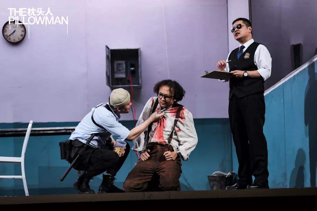 2003年，著名编剧马丁·麦克唐纳创作的《枕头人》在伦敦首演后，引起了巨大轰动，随后被纽约百老汇搬演，并开始一系列国际巡演。2014年，该剧在中国内地首次正式授权公演，由北京鼓楼西制造出品，周可导演，吸引了众多人观看，如今，该剧将来到厦门，让平台带你们来到话剧《枕头人》厦门站观看吧！ 8 《枕头人》的构思独特，主人公——业余作家卡图兰，以“在故事中讲故事”的方式，为观众呈现了十个小故事。有《苹果人》、《路口的三个死囚笼》、《河边小镇》、《作家和作家哥哥的故事》、《作家与作家哥哥的故事——另一个版本》、《枕头人》、《粉色小猪和绿色小猪》、《小基督》、《纸飞机》、《枕头人和作家哥哥的故事》。 8 据了解，《枕头人》讲述了在一个小镇里，三个儿童相继失踪。其中两人已被证实惨遭杀害，而第三个孩子至今下落不明。一连串的证据将怀疑指向了在小镇屠宰场工作的业余作家卡图兰，审讯室中，随着警探图波斯基和埃里尔的深入调查，卡图兰所写的一个个关于"虐杀儿童"的作品也呈现在了观众面前。 8 第三个失踪儿童的命运究竟如何？作家和作家的智障哥哥，谁才是真正的凶手？卡图兰的小说仅仅是一个个"黑暗童话"故事，还是对现实世界"精神本质"的真实记录？这些答案，只能在话剧《枕头人》厦门站中，一一揭晓。 8 5月8日，话剧《枕头人》厦门站，你们准备好来到现场，跟演员一起，揭开答案了吗？