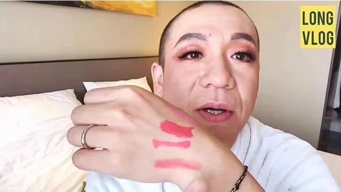 二手玫瑰主唱梁龙为什么被叫做梁姨？