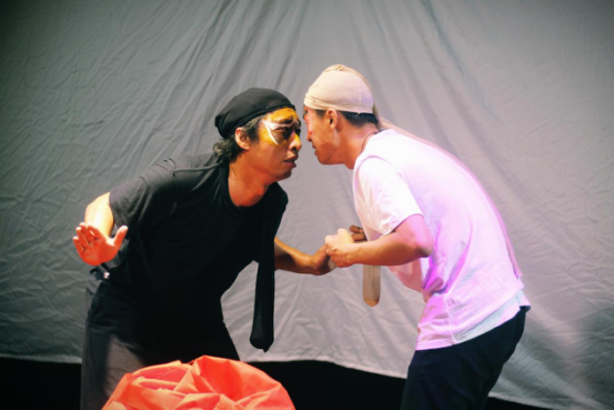 2021新锐导演《两只名为谷川的蟑螂飞行前的一个晚上》|成都东郊戏剧展演季特邀剧目 2021新锐导演《两只名为谷川的蟑螂飞行前的一个晚上》|成都东郊戏剧展演季特邀剧目