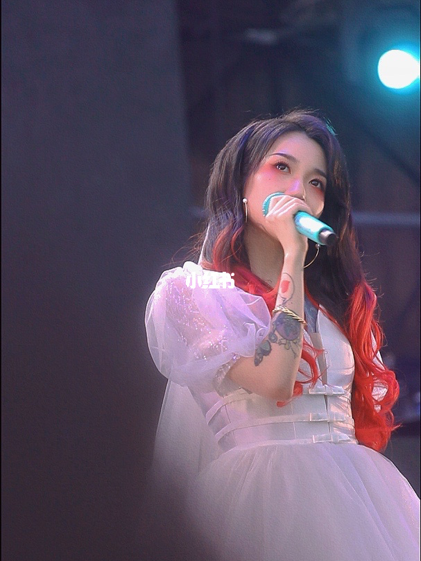 乃万在哪场音乐节中穿了婚纱？