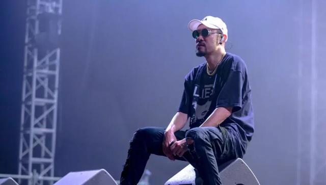 热狗在哪档综艺中唱了《九局下半》? 热狗在哪档综艺中唱了《九局下半》?