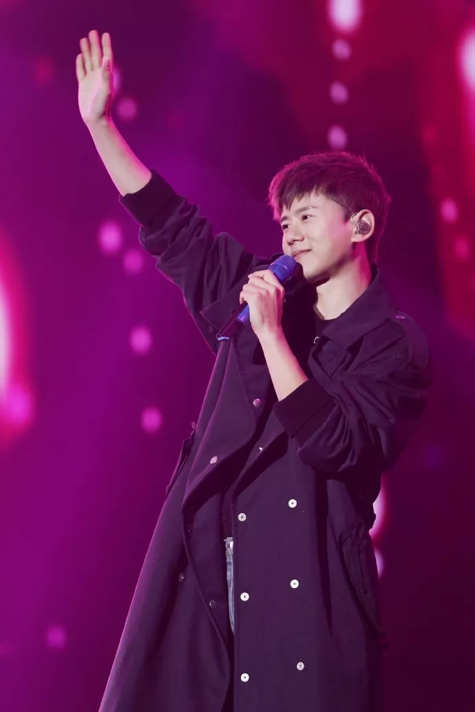 张杰演唱会受伤后，现在怎么样了？