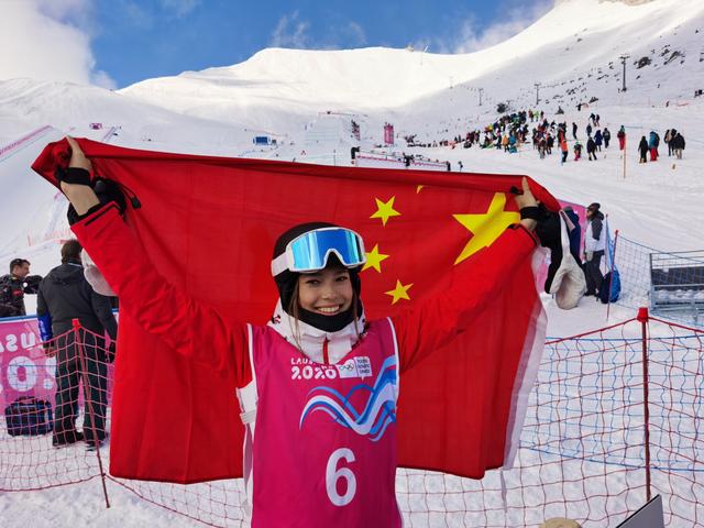 《冰雪之约》是易烊千玺和谁领衔主演的电影？