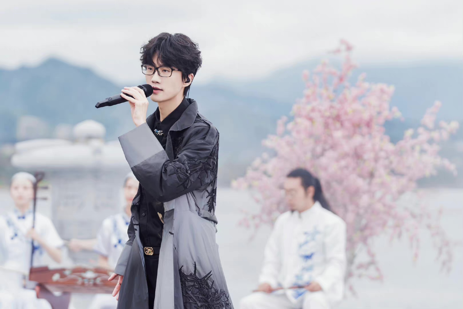 许嵩在哪里演唱了《仙剑》的经典歌曲？