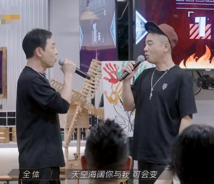 陈小春和黄贯中在哪里合唱了《海阔天空》？